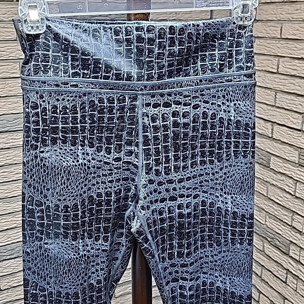 ZYIA Crocodile Look Leggings Sz 12 Excellent condition